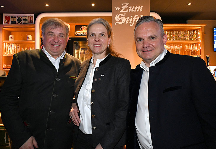 Christine und Lorenz Stiftl mit Wirtschaftsreferenen Christian Scharpf in ihrer Zum Stiftl Paulaner Sportbar (&copy;Foto: Ingrid Grossmann)